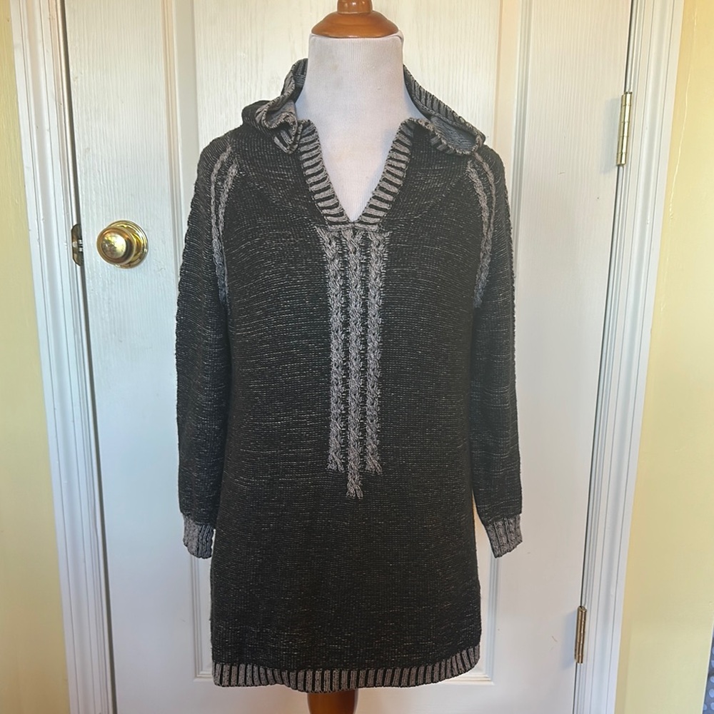 Natural Reflections Black and Gray V-Neck Sweater with Tunic Style